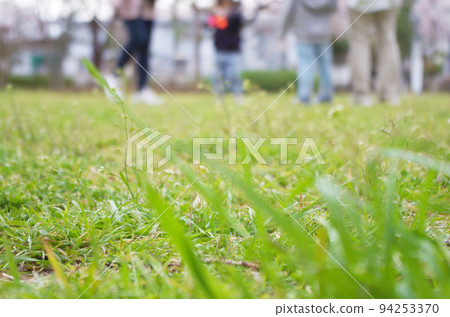 孩子們在春天公園玩耍的形象 孩子們在春天公園玩耍的形象 94253370