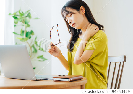 因辦公桌工作而肩膀僵硬的女性 因辦公桌工作而肩膀僵硬的女性 94253499