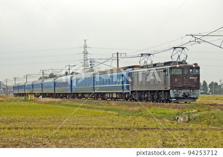Shinetsu Main Line Minamitakada - Wakinoda JR East EF64-37 (Takasaki) + Series 14 (Ogu) Hokuriku Return forwarding 94253712