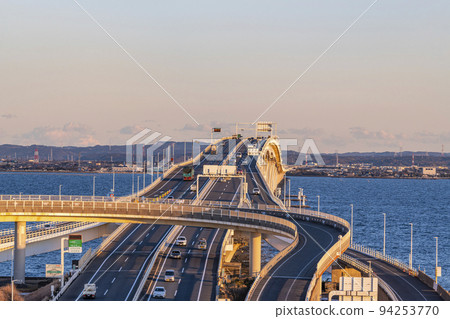 千葉縣木更津市，從海螢停車場看到的黃昏的東京灣Aqua-Line 94253770