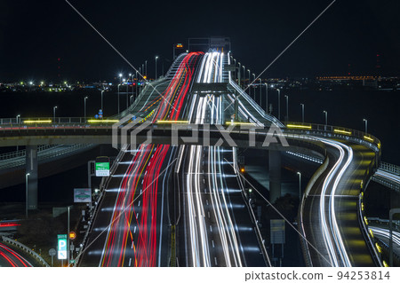 千葉縣木更津市 東京灣水線從海螢停車場看到的夜景 車輛的光跡(夜景) 千葉縣木更津市 東京灣水線從海螢停車場看到的夜景 車輛的光跡(夜景) 94253814