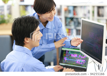 一位男設計師正在接受前輩關於 CAD 工作的講座_2 94255166