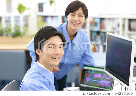 研究 CAD 的男性和女性設計師 _ 看著相機 _ 1 94255169