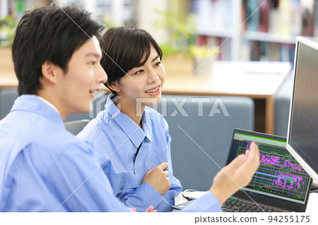一位女設計師正在接受前輩關於 CAD 工作的講座_1 94255175