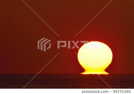 The sun rising from the horizon (Hokkaido) 94255260