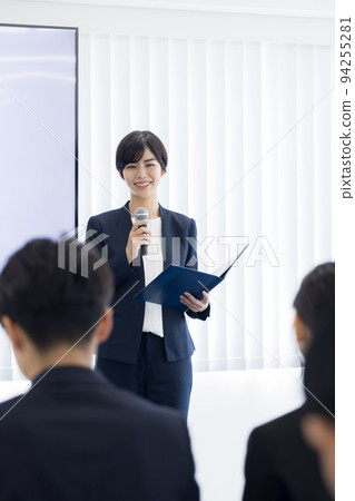 研討會 一個女人用麥克風說話 94255281