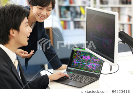 A female designer giving a lecture on CAD operations to a male designer_1 A female designer giving a lecture on CAD operations to a male designer_1 94255418