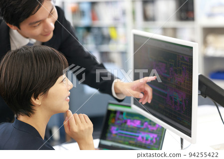 一位女設計師正在接受一位資深員工的 CAD 操作講座_1 94255422