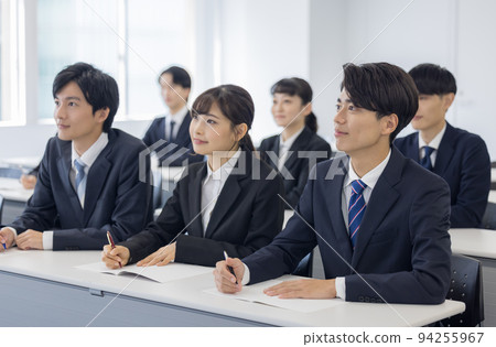 研討會 西裝革履的年輕男女 研討會 西裝革履的年輕男女 94255967