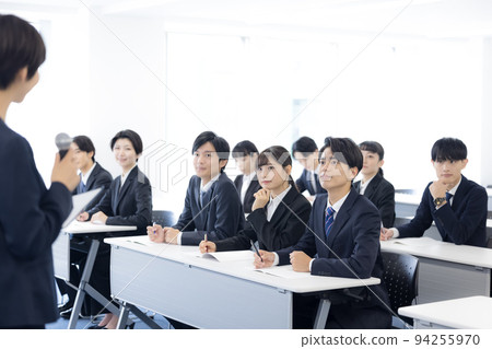 研討會 西裝革履的年輕男女 94255970