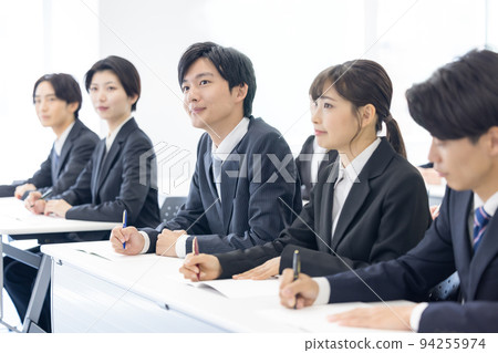 研討會 西裝革履的年輕男女 94255974