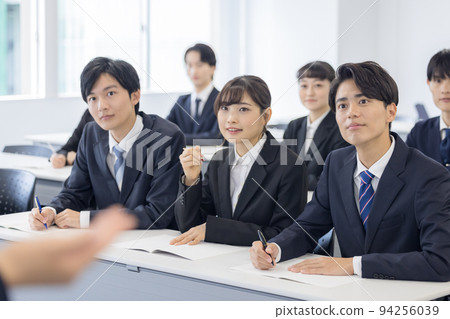 研討會 西裝革履的年輕男女 94256039