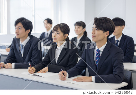 研討會 西裝革履的年輕男女 研討會 西裝革履的年輕男女 94256042