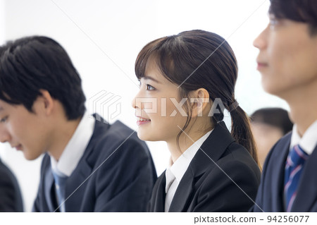 研討會 西裝革履的年輕男女 研討會 西裝革履的年輕男女 94256077