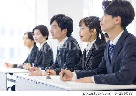 Seminar Young men and women in suits Seminar Young men and women in suits 94256088