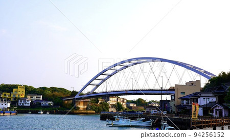 從Gonoura Port看到的Gonoura Ohashi橋和港口 從Gonoura Port看到的Gonoura Ohashi橋和港口 94256152