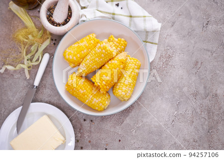 Cooked corn cobs on a plate at domestic kitchen Cooked corn cobs on a plate at domestic kitchen 94257106
