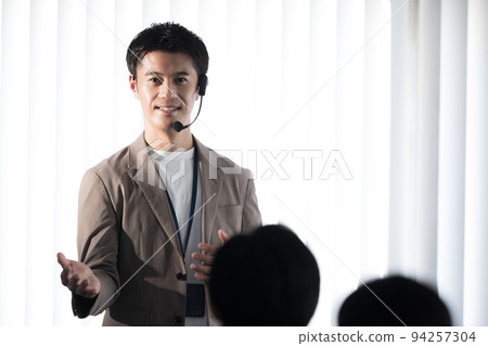 研討會演講者 一個用頭部麥克風說話的人 研討會演講者 一個用頭部麥克風說話的人 94257304