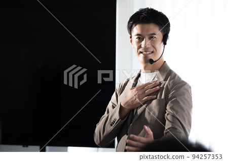 研討會演講者 一個用頭部麥克風說話的人 94257353