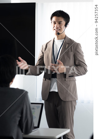 研討會演講者 一個用頭部麥克風說話的人 研討會演講者 一個用頭部麥克風說話的人 94257354