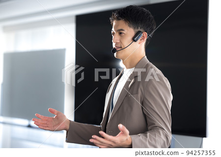 研討會演講者 一個用頭部麥克風說話的人 研討會演講者 一個用頭部麥克風說話的人 94257355