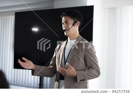 研討會演講者 一個用頭部麥克風說話的人 研討會演講者 一個用頭部麥克風說話的人 94257356