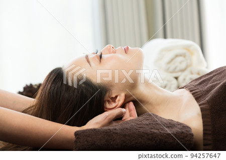 一位女士正在接受頸部按摩。 一位女士正在接受頸部按摩。 94257647