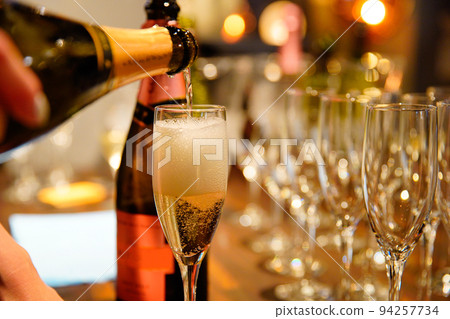 酒倒入玻璃杯 酒倒入玻璃杯 94257734