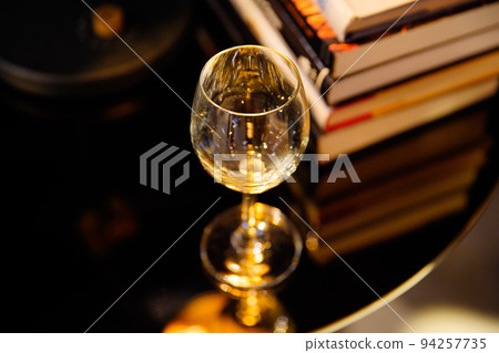 酒倒入玻璃杯 酒倒入玻璃杯 94257735