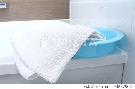 towels and bath tub 94257968