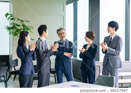 為行政人員鼓掌的商業集團 為行政人員鼓掌的商業集團 94257997