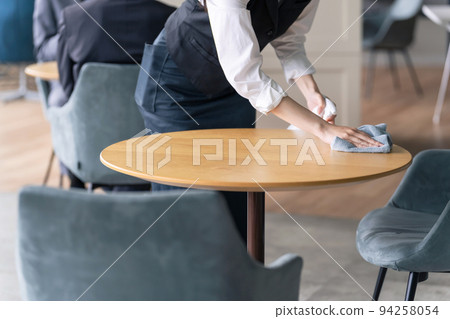 清潔桌子的女服務員 清潔桌子的女服務員 94258054