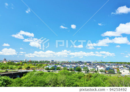 藍天的街道 94258492