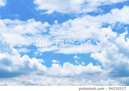 夏日清爽的天空 94258517