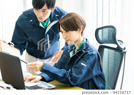 A workplace where female managers and young engineers play an active role 94258717