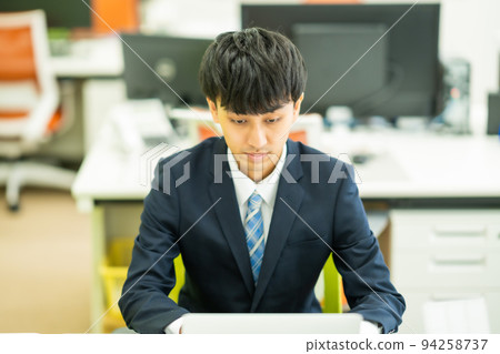 在辦公室工作的新生 在辦公室工作的新生 94258737