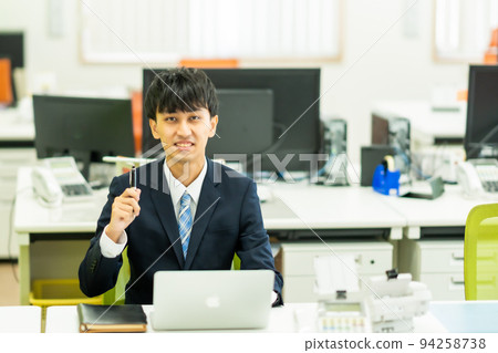 在辦公室工作的新生 94258738