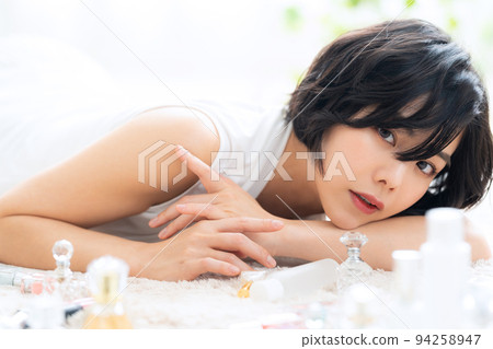 Female beauty beauty make-up skin care 94258947