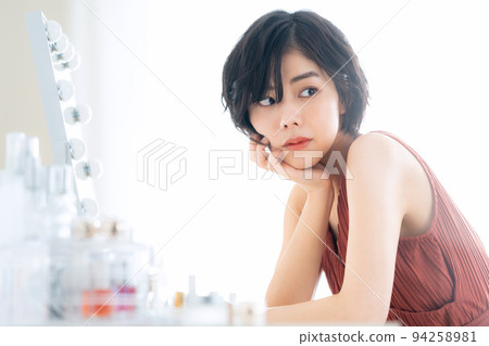 Female beauty beauty make-up skin care 94258981