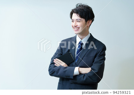 西裝的年輕商人 94259321