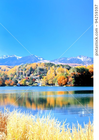 Autumn leaves of Matsubara Lake 94259397
