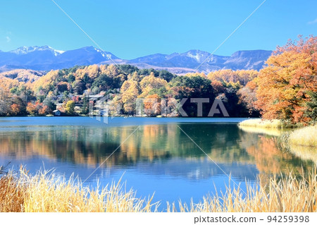 Autumn leaves of Matsubara Lake 94259398