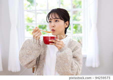 女性生活方式飲食 94259573