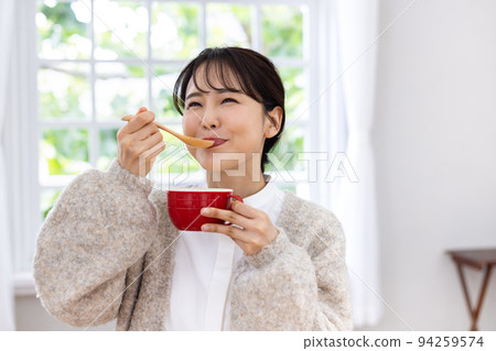 一個女人喝著美味的湯 94259574