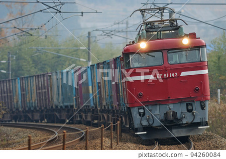 北陸本線栗良翼JR東日本EF81-143（長岡） 94260084