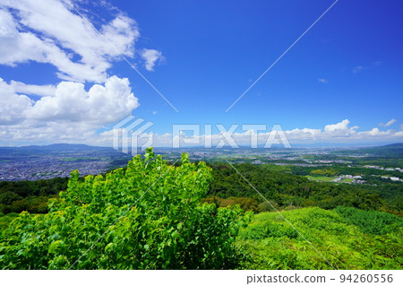 初秋陽光明媚的若草山頂廣角(平城京至木津川市) 初秋陽光明媚的若草山頂廣角(平城京至木津川市) 94260556