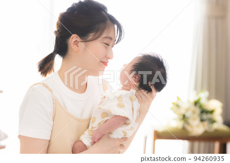 家庭媽媽和寶寶 94260935
