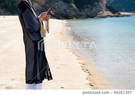 僧侶在海中舉行追悼會的海洋散射圖像 94261307