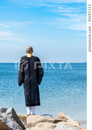 An image of ocean scattering where monks hold a memorial service in the sea 94261313