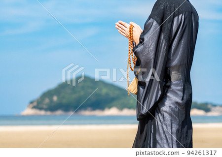 An image of ocean scattering where monks hold a memorial service in the sea 94261317
